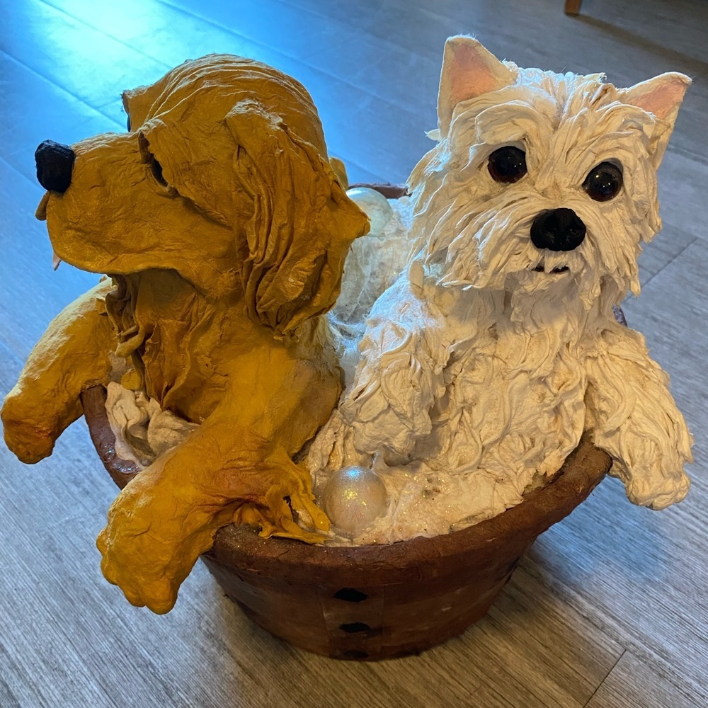 papier-mâché dogs in a papier-mâché basket artist signed. Purchased in a Gallery - Picture 9 of 16